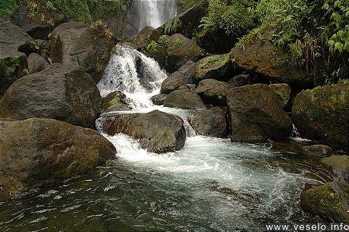 Photography. 545 stream run to volcanic pool